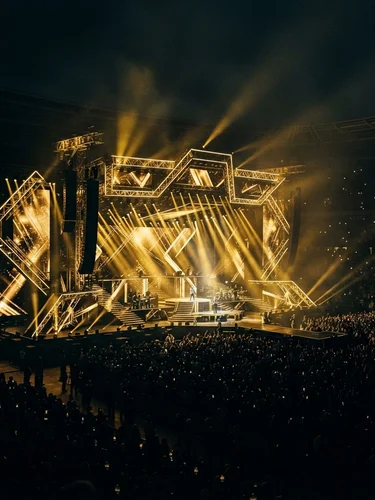 Işık hüzmeli büyük konser sahnesi